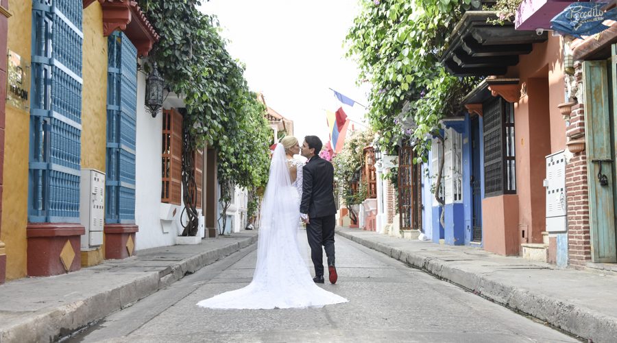 Fotografía de bodas en las coloridas calles de Cartagena. Wedding photography in the colorful streets of Cartagena.