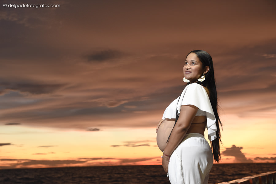 pregnant photographer in Cartagena at sunset