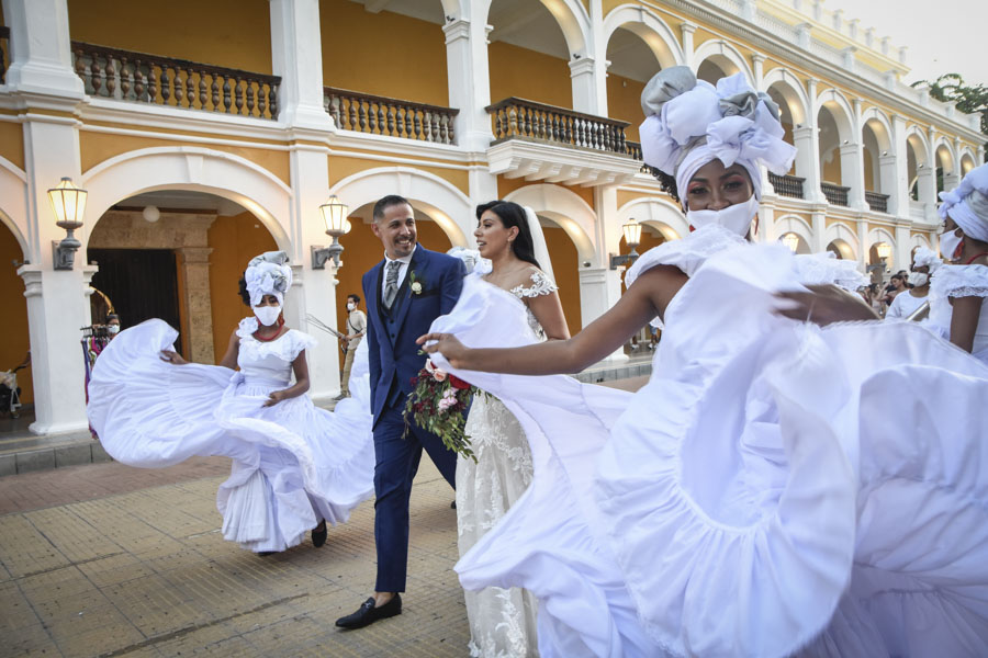Cartagena wedding photographer. Mulatto walk during a wedding in Cartagena. @delgadofotografos