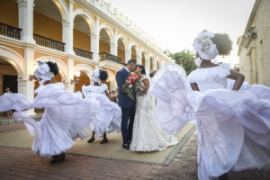 mulatto walk during a wedding in Cartagena. @delgadofotografos