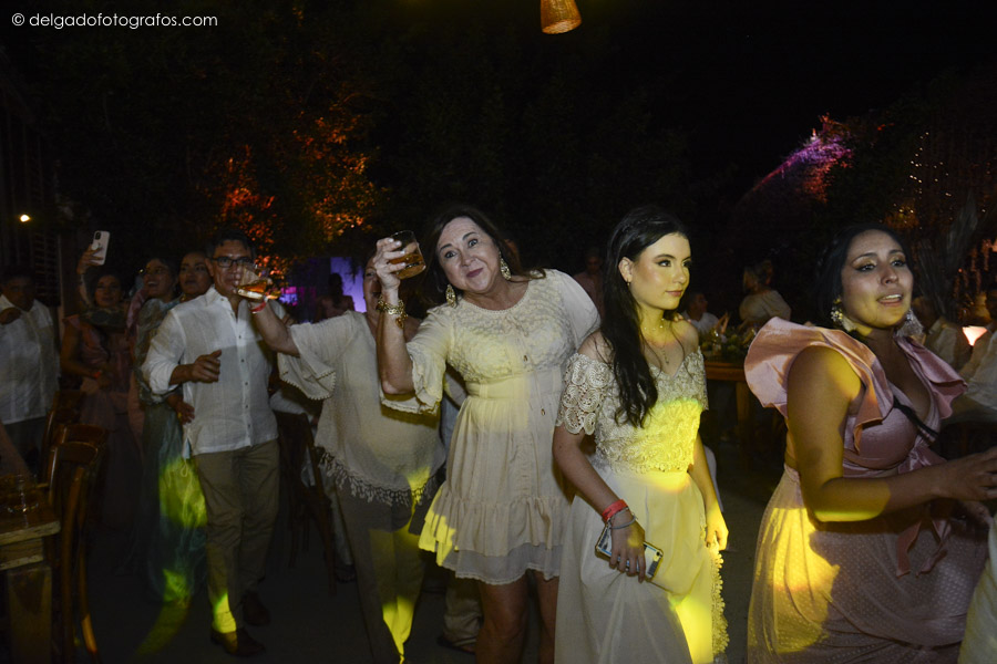 Fiesta de bodas en Fenix Beach, Tierrabomba, Cartagena, Delgado Fotógrafos.