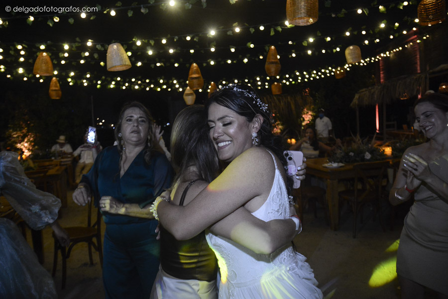 Wedding party in Fenix Beach, Tierrabomba, Cartagena, Delgado Fotógrafos.