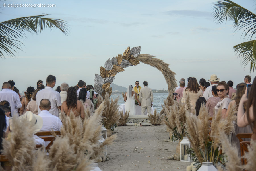Beach wedding at Fenix Beach, tierrabomba, Cartagena. Delgado Fotógrafos.