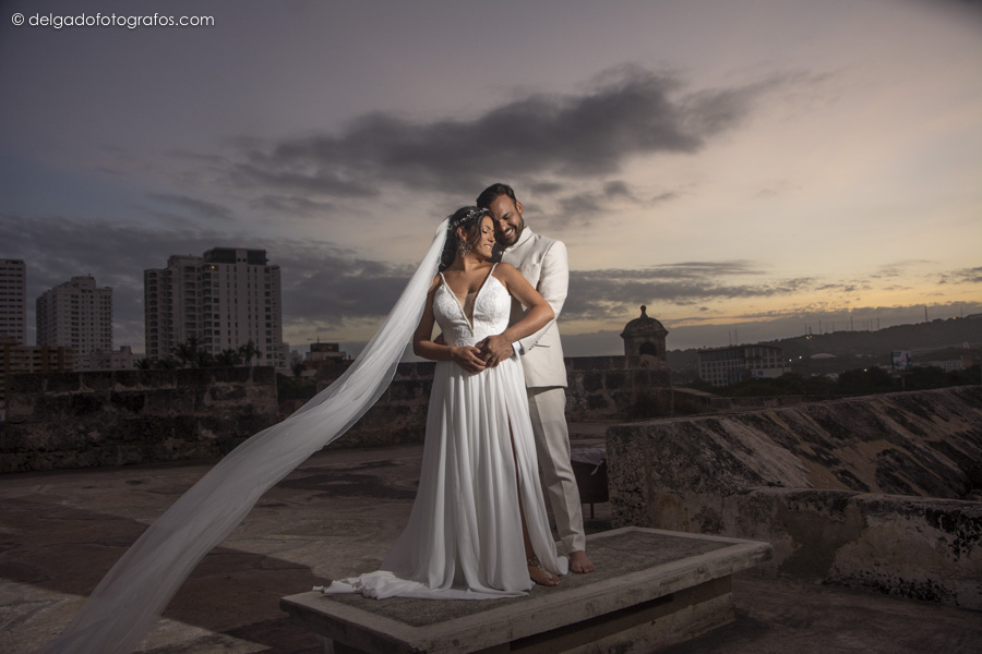 Postwedding pictures in Cartagena in the sunrise. Delgado Fotógrafos.