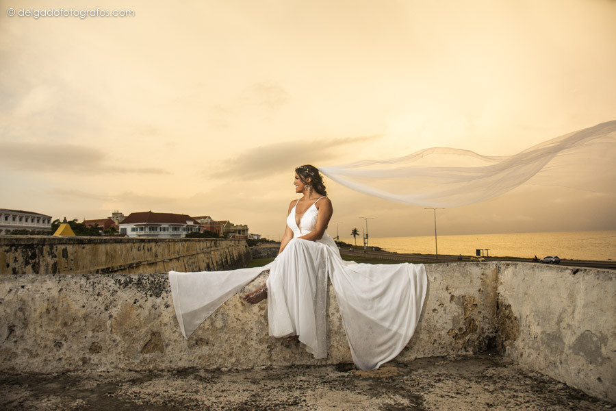 Postwedding pictures in Cartagena in the sunrise. Delgado Fotógrafos.