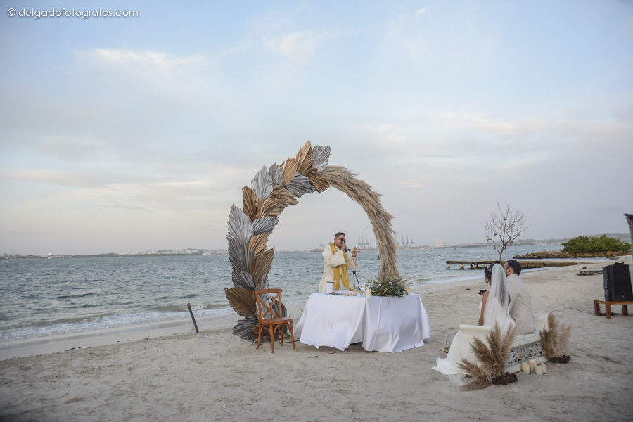 Boda de playa en Beach wedding at Fenix Beach, tierrabomba, Cartagena. Delgado Fotógrafos.