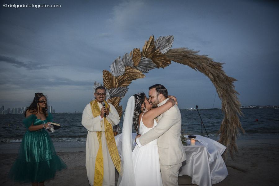 Matrimonio en la Playa. Beach wedding at Fenix Beach, tierrabomba, Cartagena. Delgado Fotógrafos.