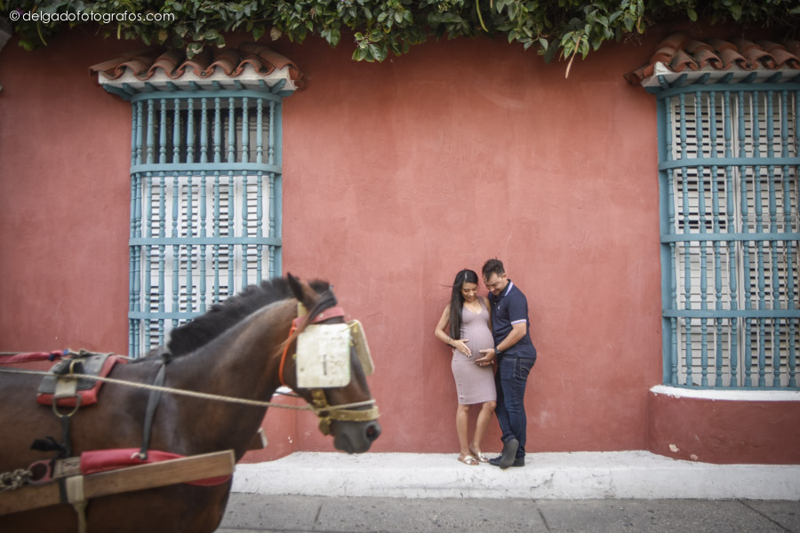 Pregnancy photoshoot in Cartagena. Delgado Fotógrafos.