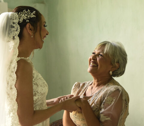 Momentos emocionales Madre e Hija en Cartagena. Fotógrafo Cartagena.