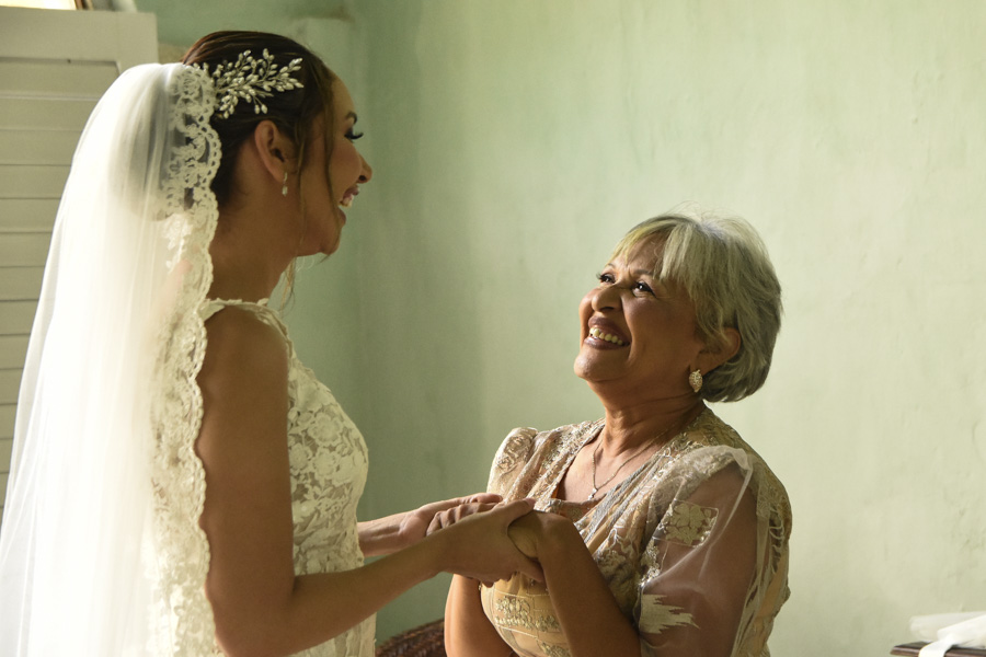 Momentos emocionales Madre e Hija en Cartagena. Fotógrafo Cartagena.