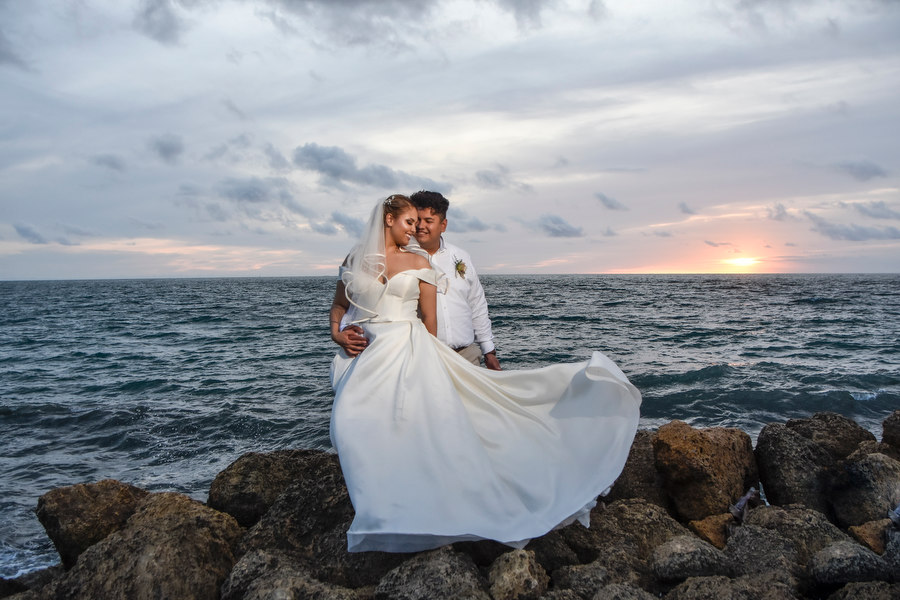 Newlyweds at sunset in Cartagena