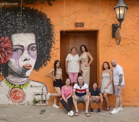 Family foto in Getsemani, Cartagena. Alvaro Delgado Fotografo