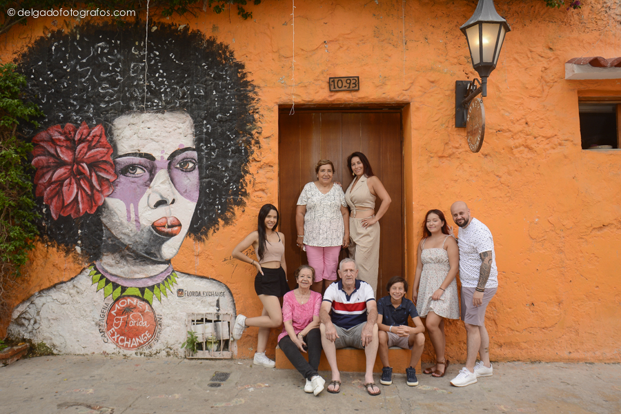 Family foto in Getsemani, Cartagena. Alvaro Delgado Fotografo